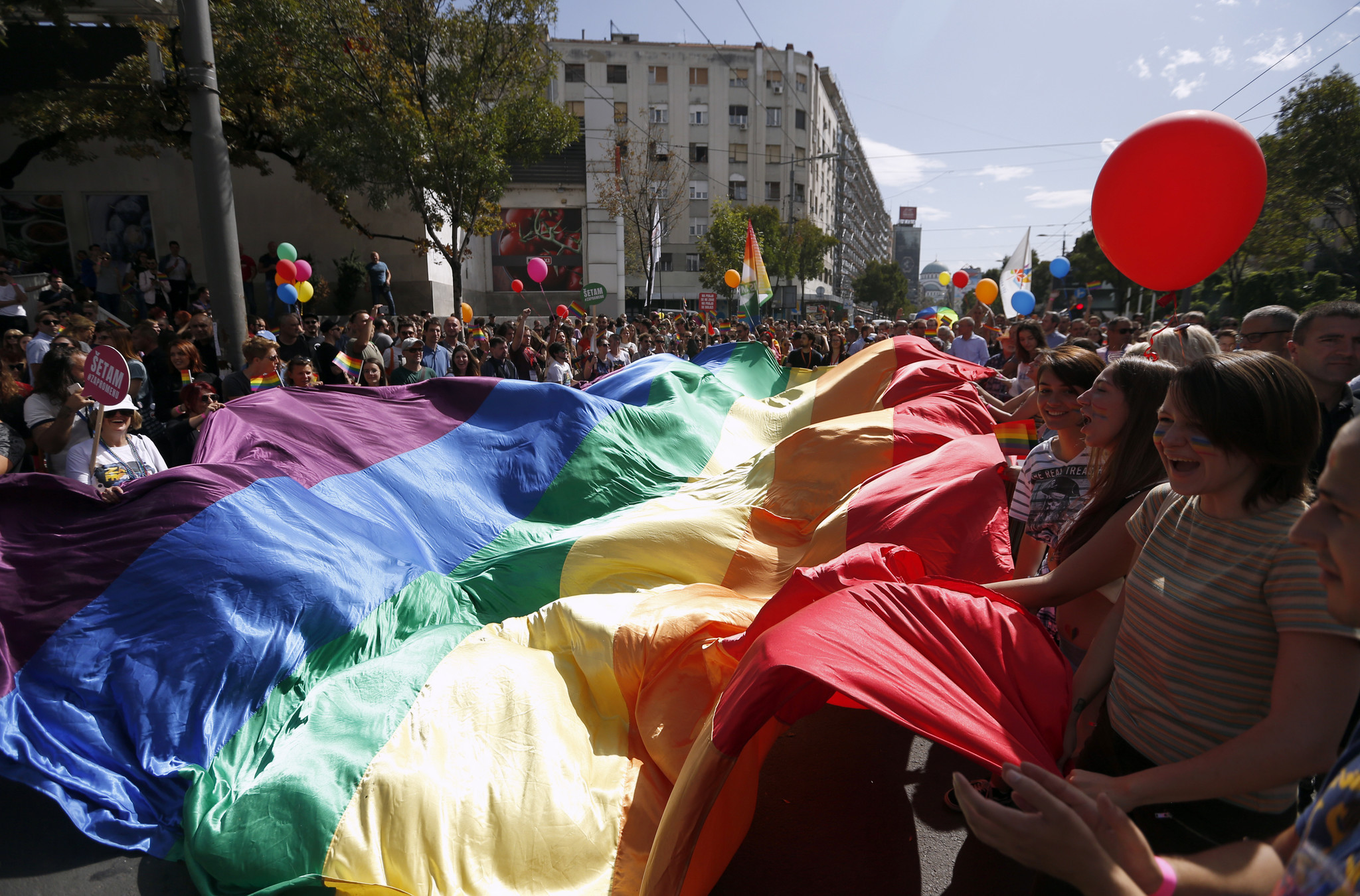 Σερβία: Ιερέας «αγιάζει» τους δρόμους που πέρασε το Gay Pride [ΒΙΝΤΕΟ]