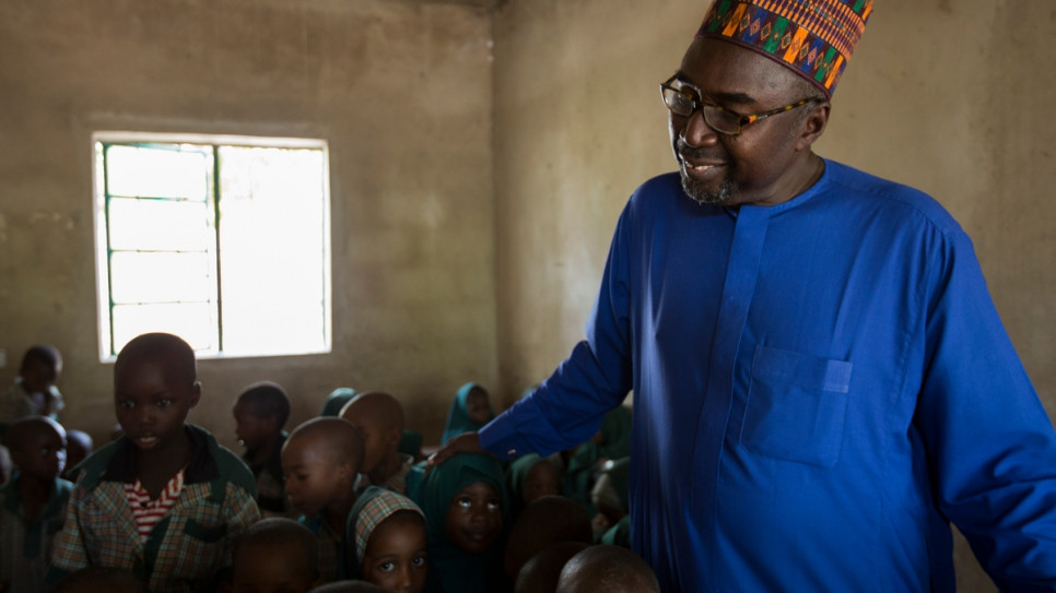 Ο Νιγηριανός δάσκαλος που δίνει ελπίδα στα παιδιά βραβεύεται από τον ΟΗΕ