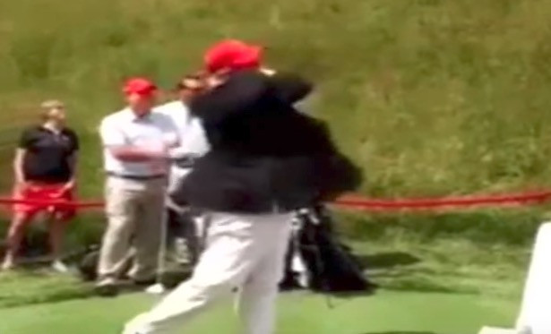Ο Τραμπ χτυπάει τη Χίλαρι Κλίντον στην πλάτη με μπάλα του γκολφ [ΒΙΝΤΕΟ]