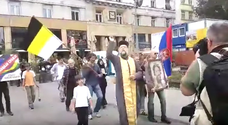 Παπάς στη Σερβία «καθάρισε» με αγιασμό τους δρόμους που πέρασε το Gay Pride [Βίντεο]