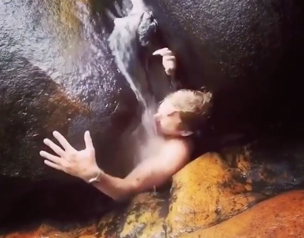 Ο βράχος «ρουφήχτρα» που σε βγάζει σε μυστική σπηλιά [ΒΙΝΤΕΟ]