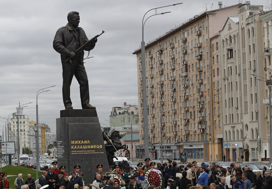 Ένα άγαλμα για τον Καλάσνικοφ [ΦΩΤΟ+ΒΙΝΤΕΟ]