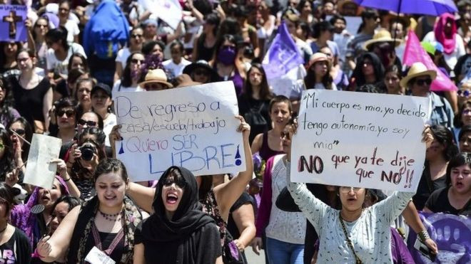 Στους δρόμους οι γυναίκες στο Μεξικό: Σταματήστε να μας σκοτώνετε! [ΒΙΝΤΕΟ]