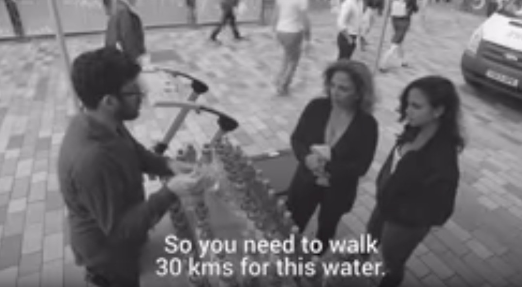 Πόσο θα περπατούσατε για να πιείτε ένα μπουκάλι νερό; – Ένα κοινωνικό πείραμα [ΒΙΝΤΕΟ]
