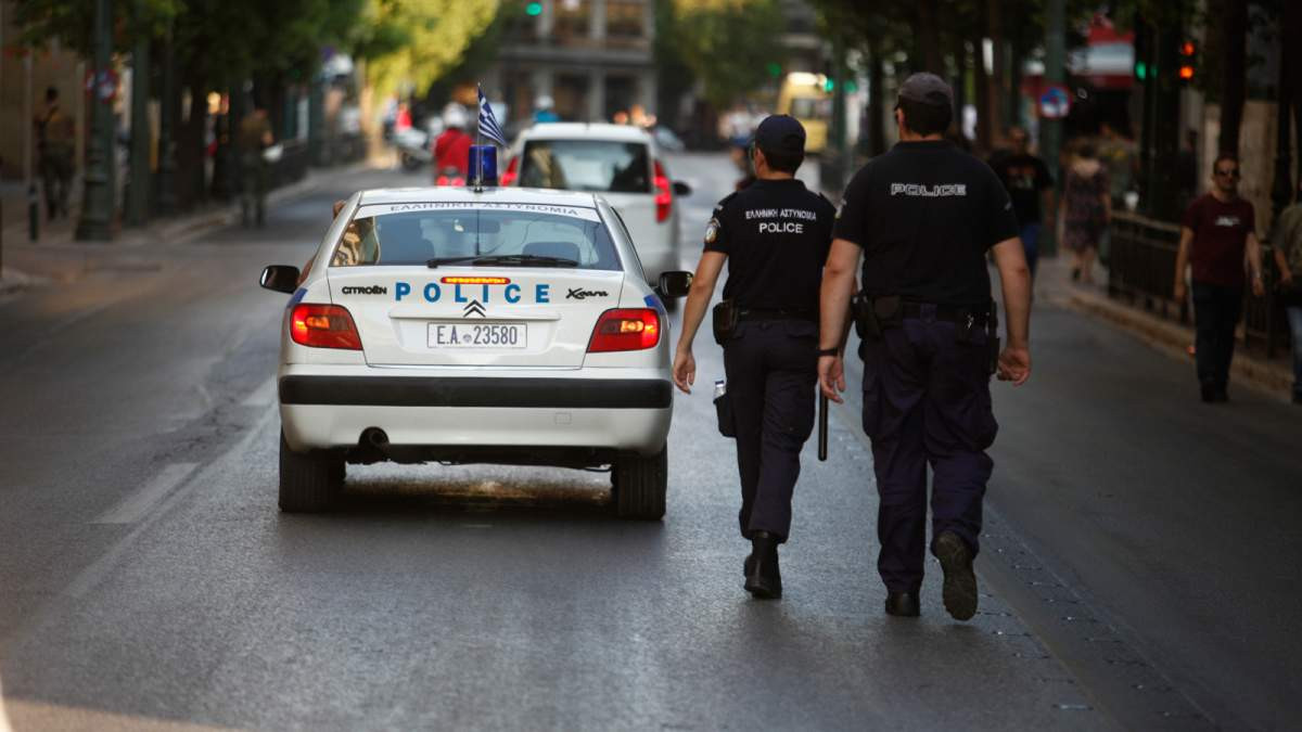 Το ποσό των 280.000 ευρώ απέσπασαν από τον Σύρο οι δυο ληστές – αστυνομικοί