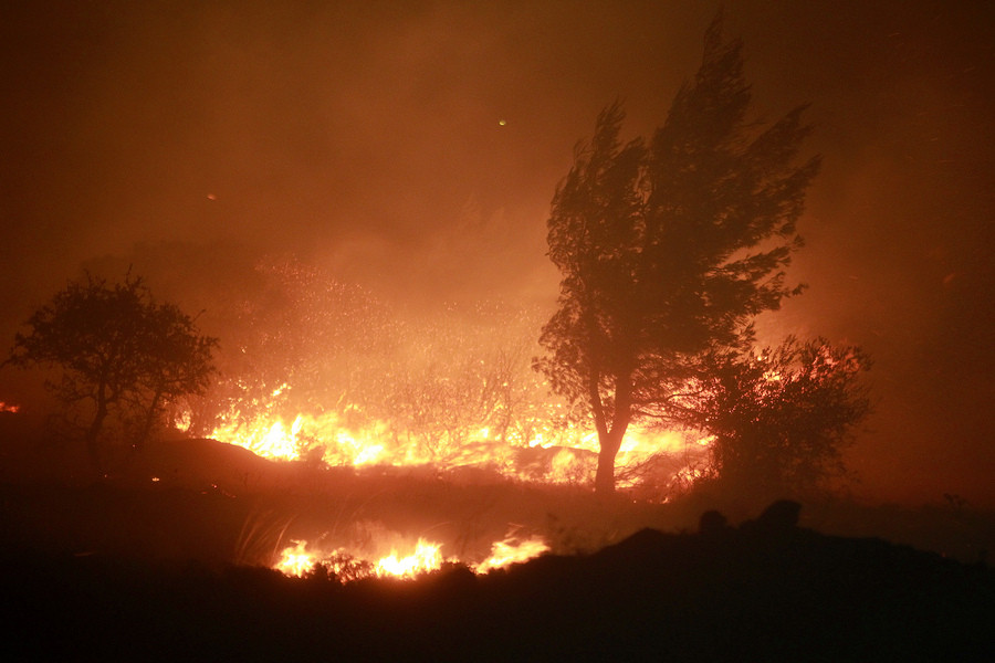 Γιγαντώθηκε η φωτιά στη Νεμέα – Μεγάλη κινητοποίηση της πυροσβεστικής