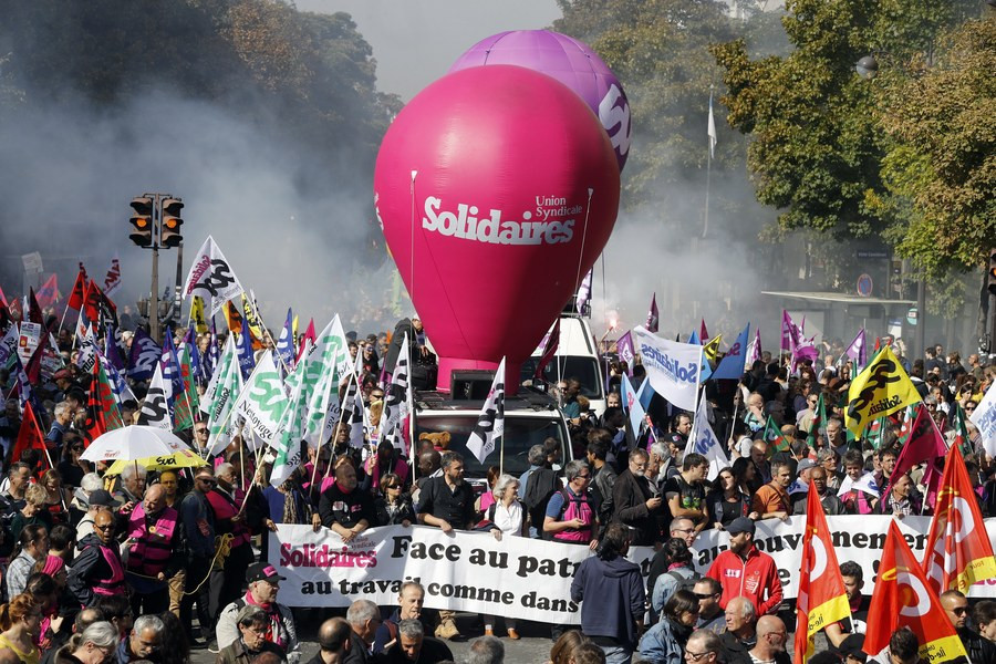 Δεκάδες χιλιάδες εργαζόμενοι στους δρόμους της Γαλλίας: «Ο νόμος Μακρόν είναι για τα αφεντικά»