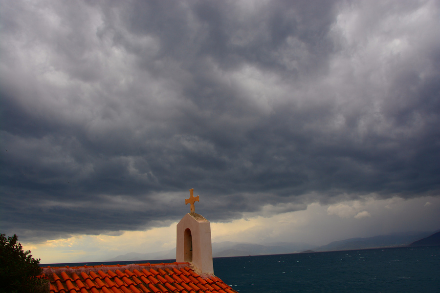 Από βροχούλες μέχρι… καταιγίδες σήμερα