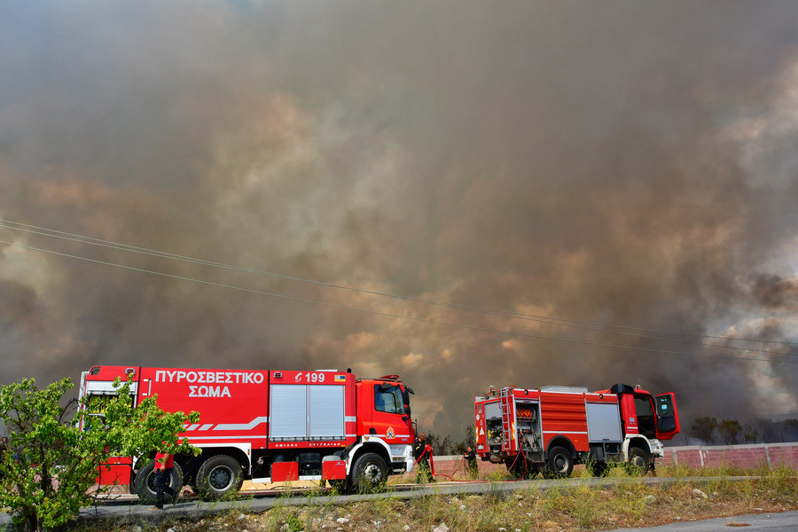Μεγάλη πυρκαγιά στη Σιντική Σερρών δίπλα στη σιδηροδρομική γραμμή