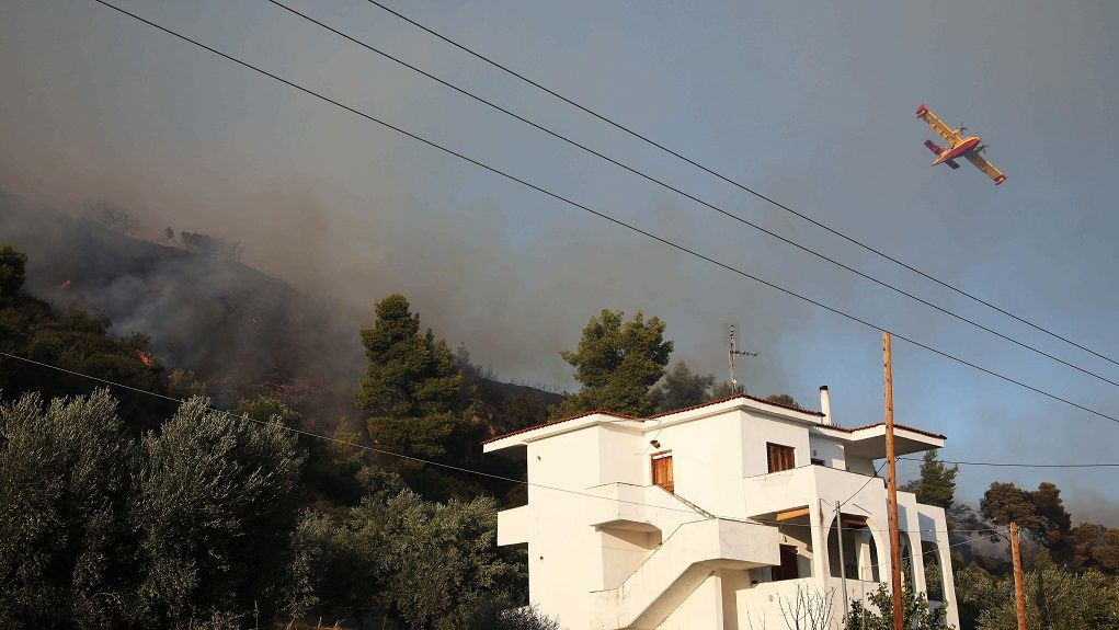 Ολονύχτια μάχη με τις φλόγες στην Κασσάνδρα – Βελτιωμένη η κατάσταση σύμφωνα με την Πυροσβεστική