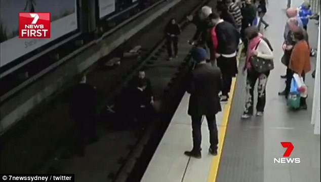 Άνδρας λιποθυμά και πέφτει στις γραμμές του μετρό [BINTEO]
