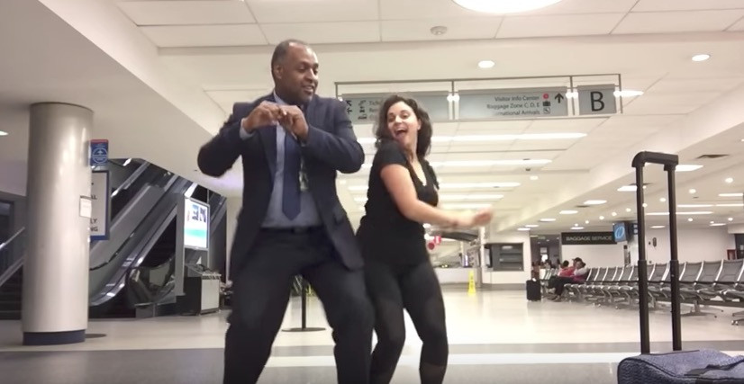 «Κόλλησε» στο αεροδρόμιο και γύρισε βίντεο