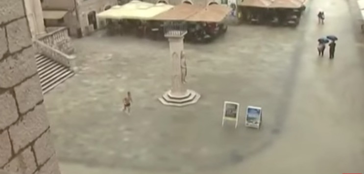 Άντρας κάνει βουτιές στους πλημμυρισμένους δρόμους της Κροατίας [ΒΙΝΤΕΟ]