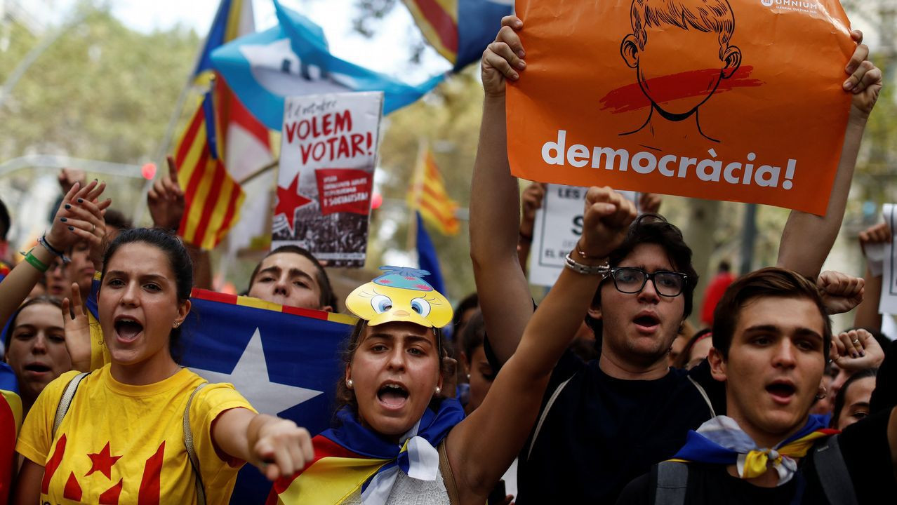 Χιλιάδες φοιτητές στους δρόμους της Βαρκελώνης υπέρ του δημοψηφίσματος [ΒΙΝΤΕΟ]