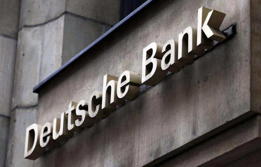 Ο Fitch υποβάθμισε τη Deutsche Bank