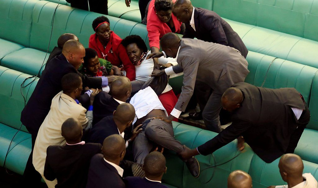 Το κοινοβούλιο της Ουγκάντας μετατράπηκε σε… ρινγκ [ΒΙΝΤΕΟ]