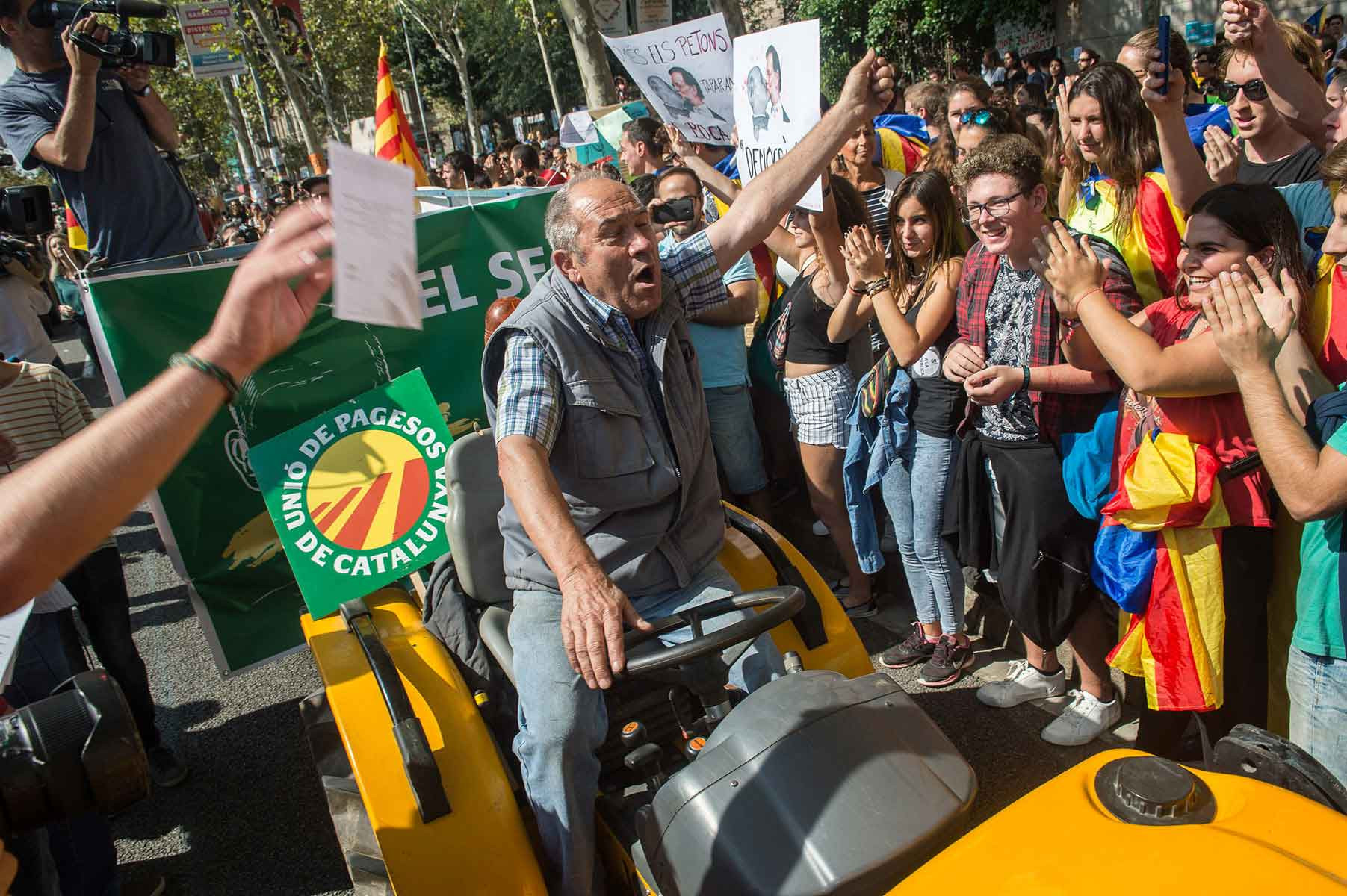 Υποστηρικτές του «ναι» κατέλαβαν εκλογικά τμήματα στην Καταλονία