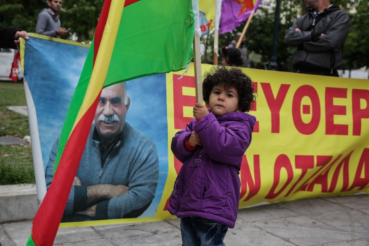 Πορεία Κούρδων στην Αθήνα για να μην κλείσει το κέντρο φιλοξενίας στο Λαύριο