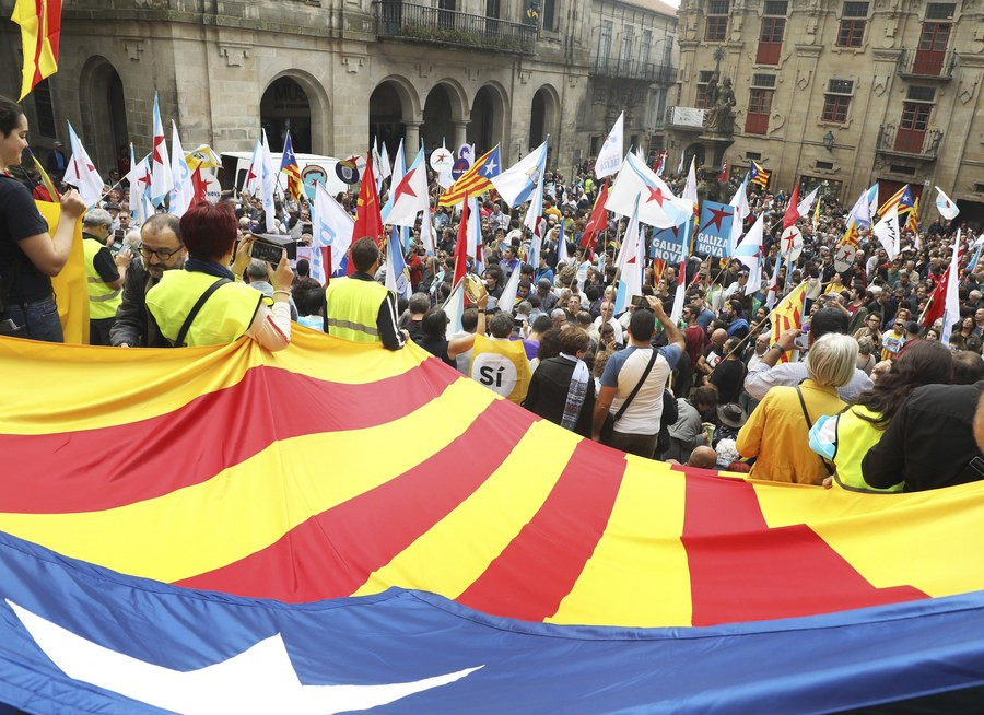 Βράζει η Καταλονία: Καταλήψεις από τους αυτονομιστές – Αποκλεισμοί από την αστυνομία [BINTEO]