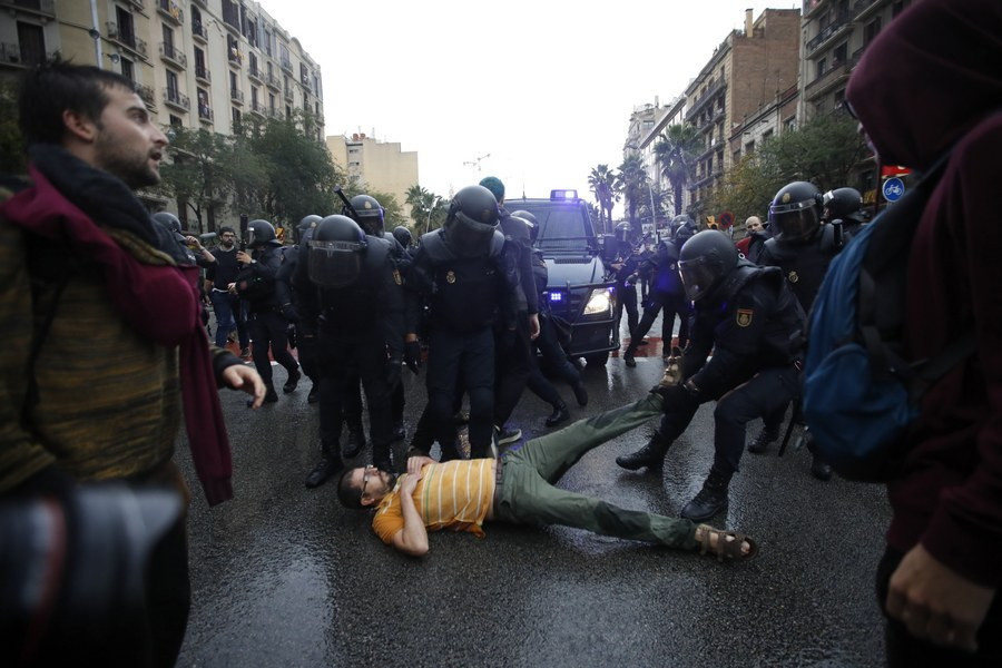 Πλαστικές σφαίρες εναντίον ψηφοφόρων και διαδηλωτών στην Καταλονία [ΒΙΝΤΕΟ]