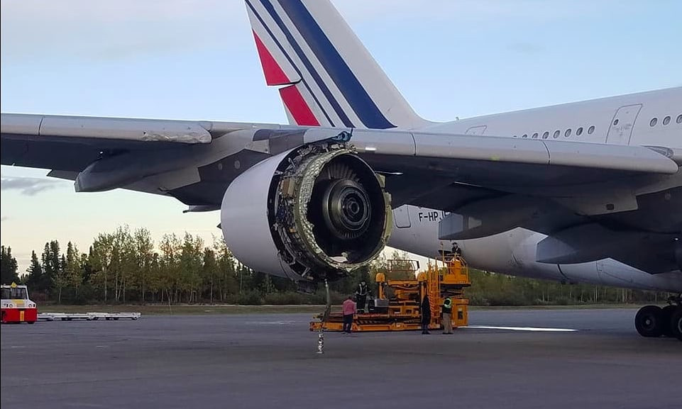 Θρίλερ στον αέρα: Ο κινητήρας ενός Airbus διαλύθηκε εν πτήση [ΒΙΝΤΕΟ]