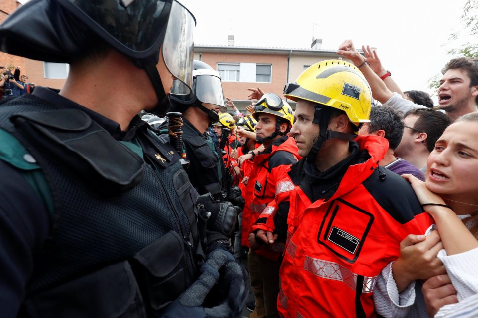 Ισπανοί αστυνομικοί χτυπούν Καταλανούς πυροσβέστες που προστατεύουν ψηφοφόρους [ΒΙΝΤΕΟ]