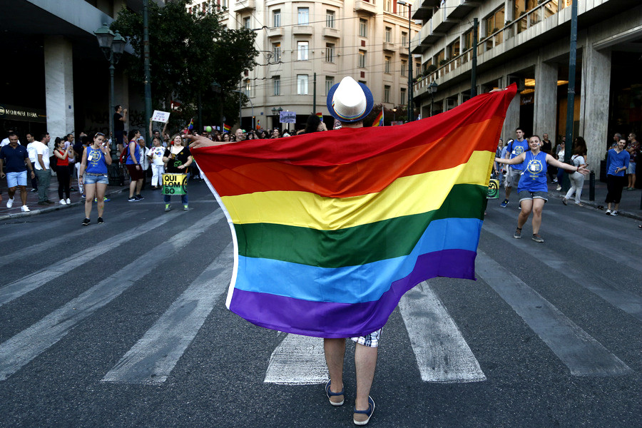 Βουλευτής ΣΥΡΙΖΑ λέει «όχι» στην αλλαγή ταυτότητας φύλου από τα 15 έτη