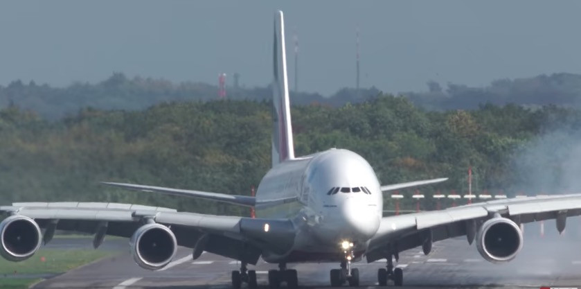 «Φτερό στο άνεμο» το Airbus A380 σε προσγείωση στη Γερμανία [BINTEO]