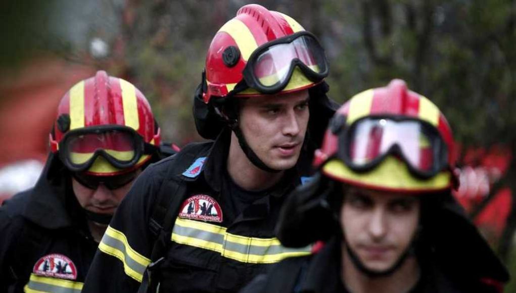 Μερική κατάρρευση κτηρίου στον Πειραιά- Έρευνα για τυχόν εγκλωβισμένους