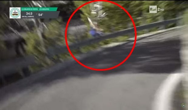 Ποδηλάτης έπεσε σε γκρεμό στο γύρο της Λομβαρδίας [βίντεο]