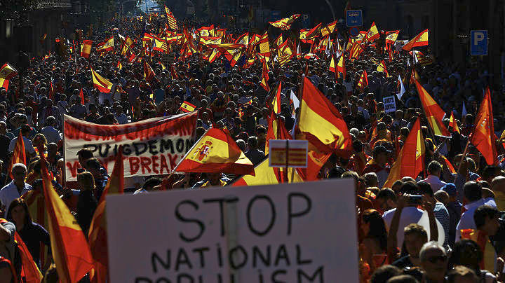 Χιλιάδες διαδήλωσαν στην Βαρκελόνη κατά της ανεξαρτησίας της Καταλονίας [Βίντεο]