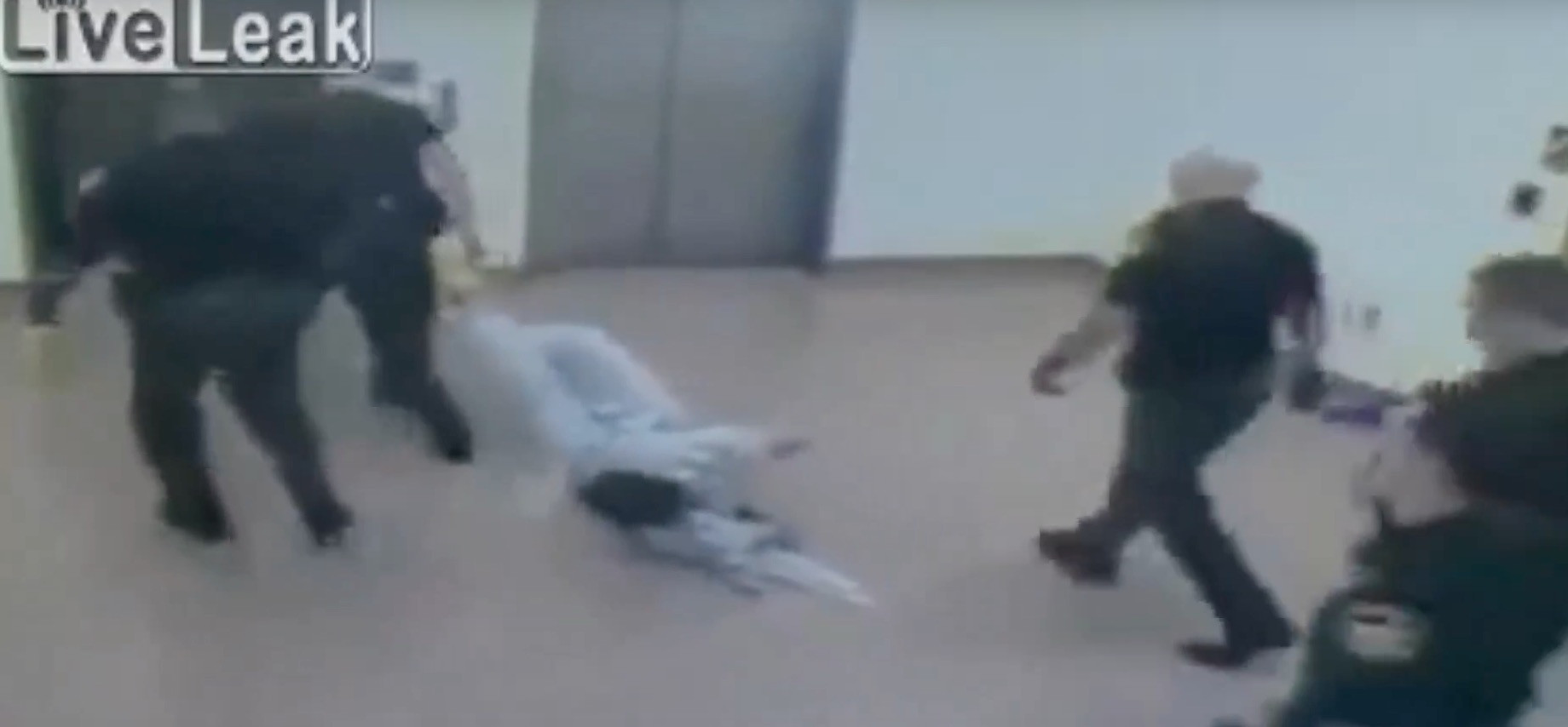 ΗΠΑ: Αστυνομικοί κακοποιούν αλυσοδεμένο κρατούμενο [Βίντεο]