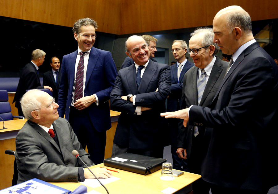 Το «αντίο» του Eurogroup στον Σόιμπλε και το συμβολικό δώρο που του έκαναν οι υπ. Οικονομικών