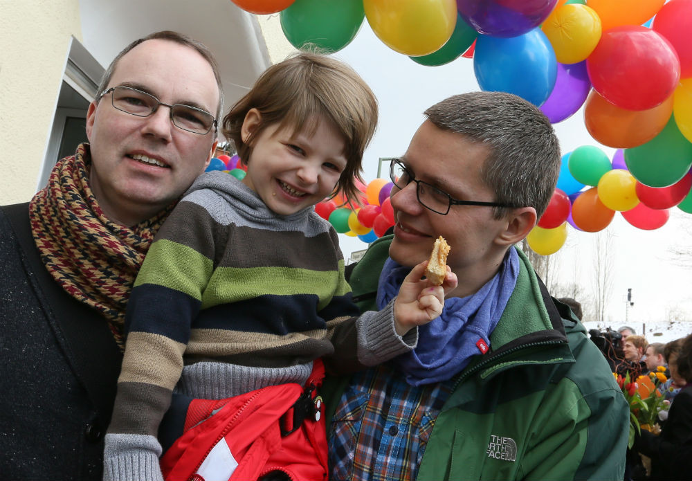 Γερμανία: Δικαστήριο ενέκρινε την πρώτη υιοθεσία παιδιού από ομόφυλο ζευγάρι