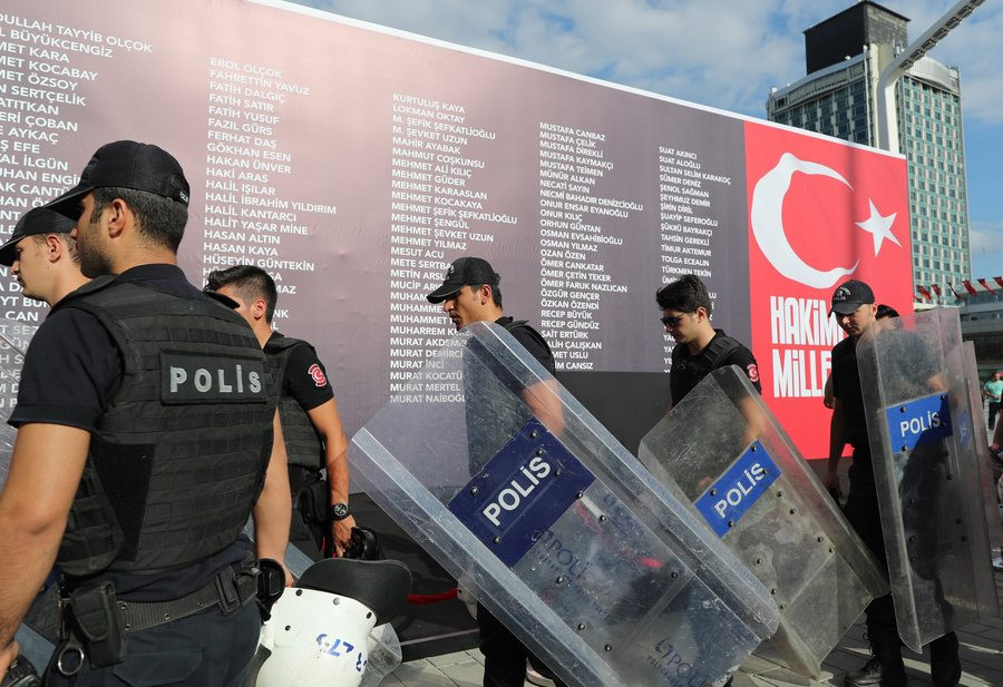 Τουρκία: Καταδικάστηκε για «τρομοκρατική προπαγάνδα» δημοσιογράφος της Wall Street Journal