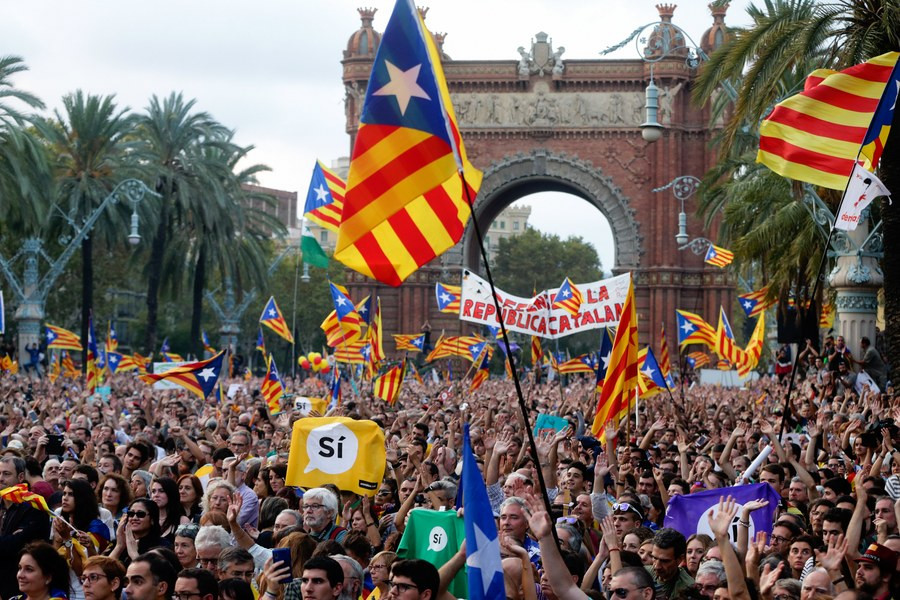 Η Μαδρίτη παίρνει τις αποφάσεις της για την Καταλονία