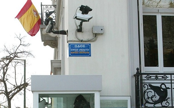 Κατάληψη στην πρεσβεία της Ισπανίας από τον Ρουβίκωνα – 18 προσαγωγές