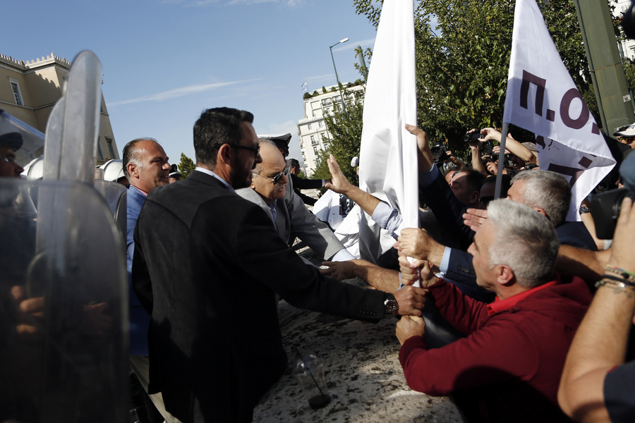 Ένταση στην πορεία της ΠΟΕΔΗΝ μπροστά από τη Βουλή [ΒΙΝΤΕΟ]