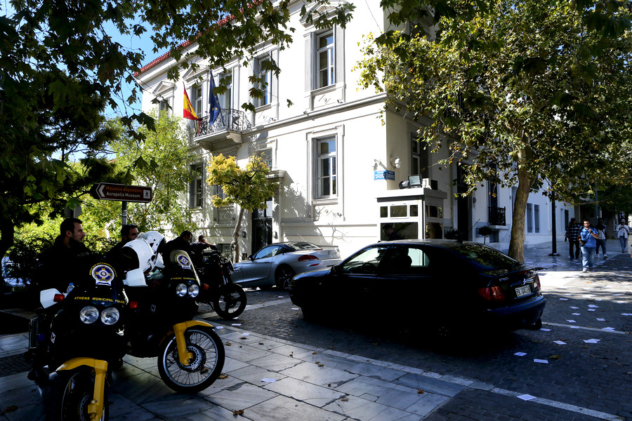 Δεκαοχτώ συλλήψεις για την εισβολή του «Ρουβίκωνα» στην Πρεσβεία της Ισπανίας