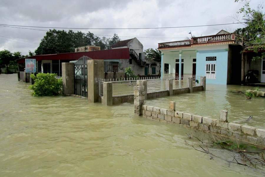Τουλάχιστον 37 νεκροί από πλημμύρες και κατολισθήσεις στο Βιετνάμ