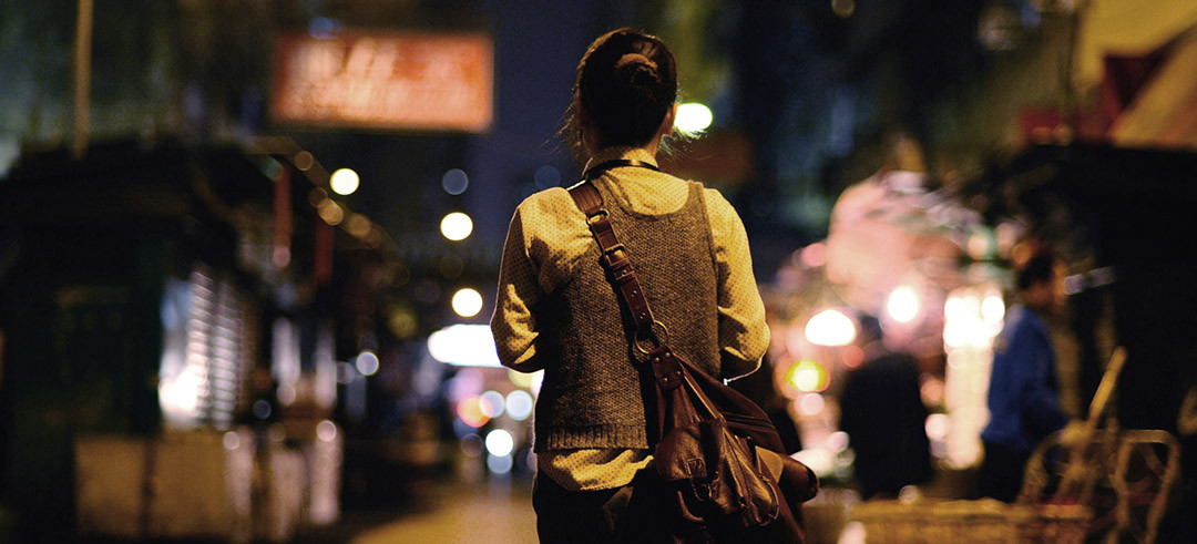 «Πληρώνω για να είμαι ασφαλής»: Γιατί οι γυναίκες περπατούν λιγότερο από τους άνδρες