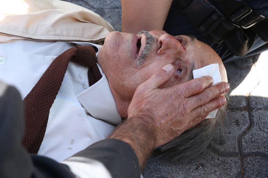 Αστυνομικός των ΜΑΤ τραυματίζει ηλικιωμένο στην Ευελπίδων [Φωτό]