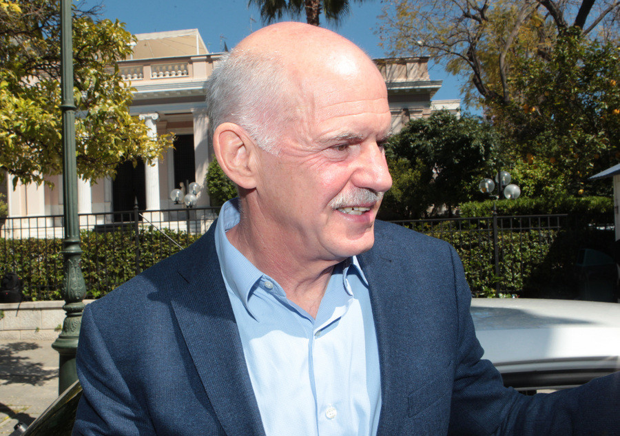 Ο Γιώργος Παπανδρέου βραβεύεται για το έργο του ως πρωθυπουργός της Ελλάδας
