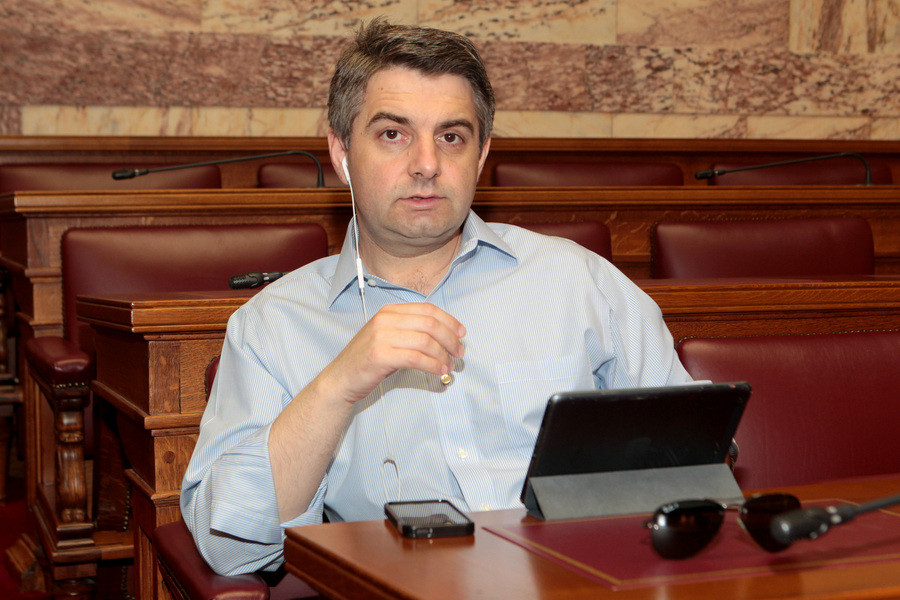 Αποσύρεται από τη διεκδίκηση της αρχηγίας ο Κωνσταντινόπουλος λόγω μηνίσκου