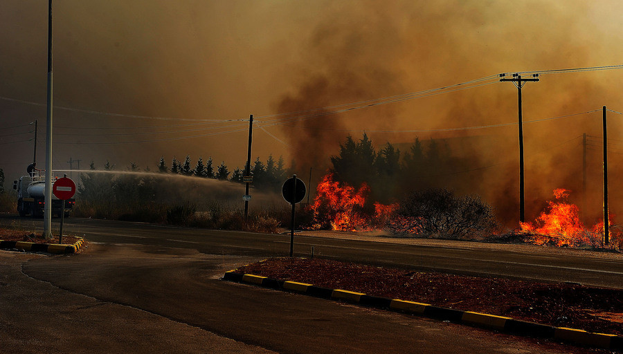 Μεγάλη φωτιά στο Καρπενήσι: Κάηκαν ζώα, κινδυνεύουν ξενοδοχεία και κατοικίες [ΒΙΝΤΕΟ]
