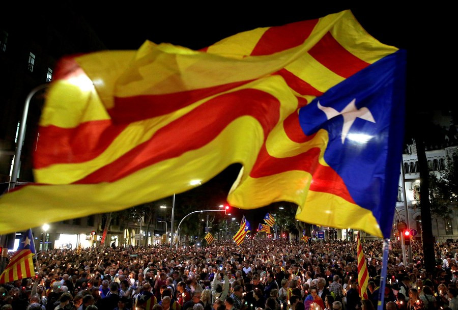 Βαρκελώνη: 200.000 άνθρωποι διαδήλωσαν ενάντια στις συλλήψεις αυτονομιστών ηγετών [ΦΩΤΟ+ΒΙΝΤΕΟ]