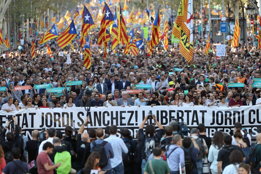 «Κοχλάζει» η Καταλονία – «Ποτάμι» διαδηλωτών στους δρόμους [Βίντεο]
