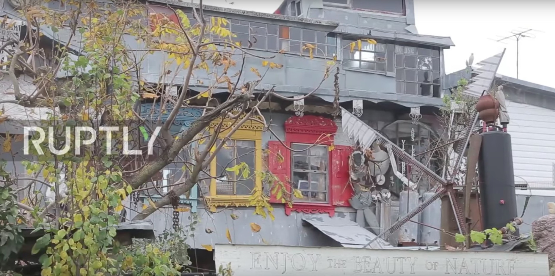 Λευκορώσος χτίζει επί 20 χρόνια το σπίτι του… με σκουπίδια [Βίντεο]