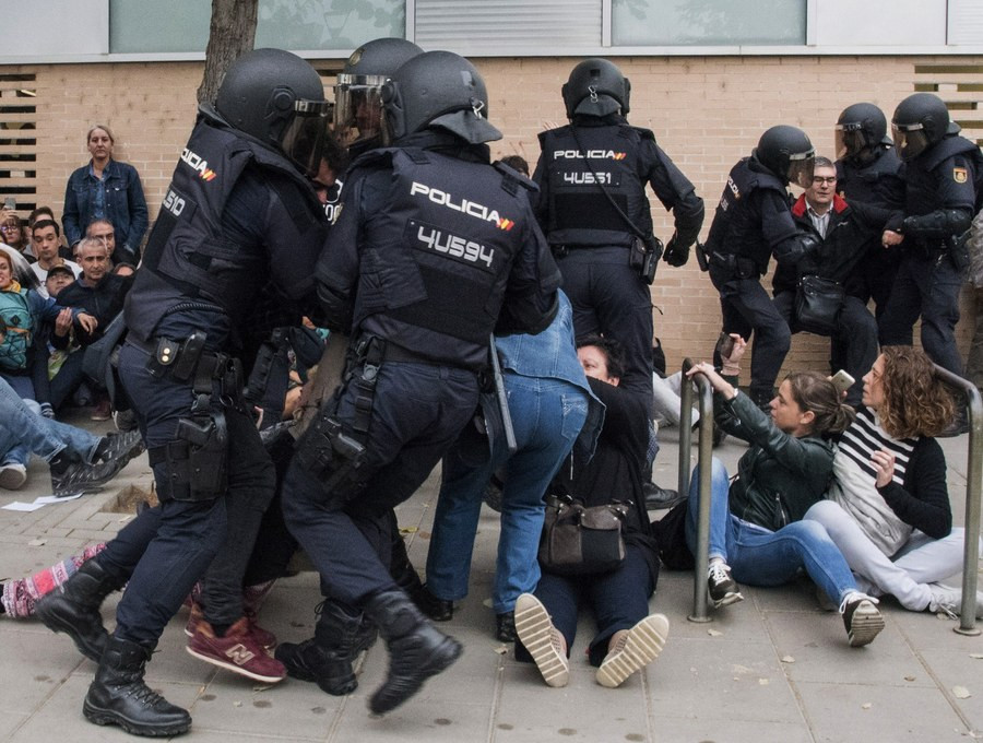 Ισπανός υπουργός: «Πλαστές» οι φωτογραφίες της αστυνομικής βίας στο καταλανικό δημοψήφισμα