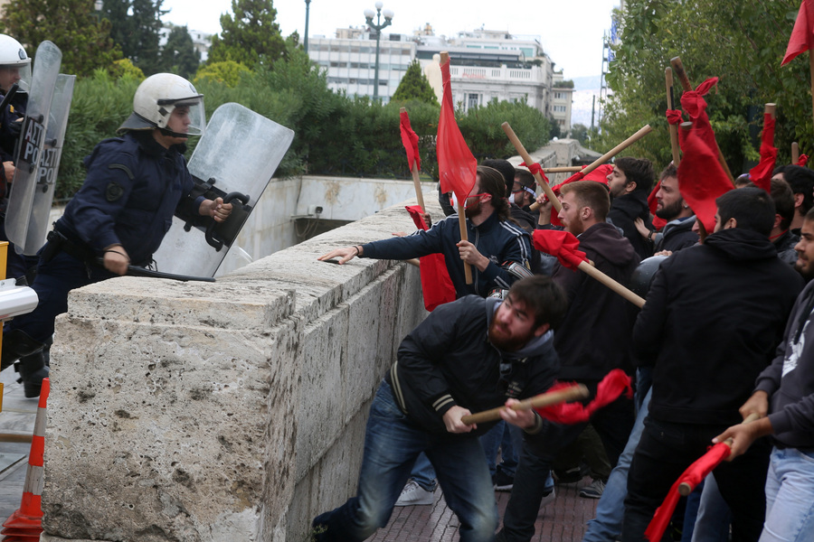 Μικροεπεισόδια στην πορεία διαμαρτυρίας φοιτητικών συλλόγων στο κέντρο της Αθήνας [Φωτό]